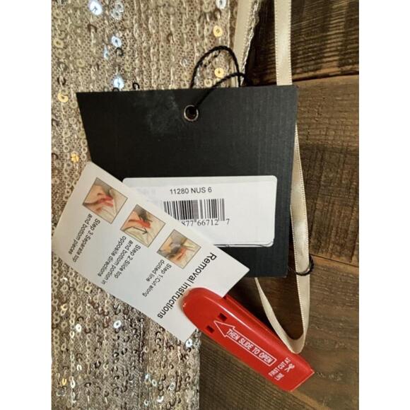 11280 Mac Duggal Gold Sequined Halter Neck Shoulder Bow Gown Dress NEW Size 6 - Picture 8 of 8